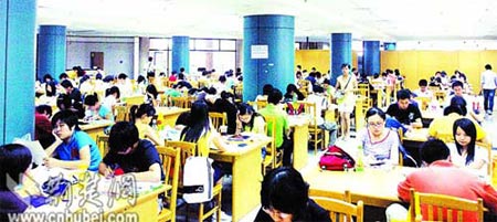 自习室座无虚席大学生高温酷暑战半岛在线注册(图)