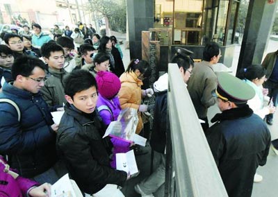 09年济南半岛在线注册首日个别考生迟到无奈离场(图)