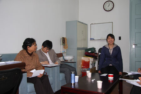 4月19日上午,北京语言大学人文学院对进入复试的考生进行面试考核,一名考生在回答考官提问。北京考试报记者 陈霄飞 摄 4月19日上午,北京语言大学人文学院对进入复试的考生进行面试考核,一名考生在回答考官提问。北京考试报记者 陈霄飞 摄