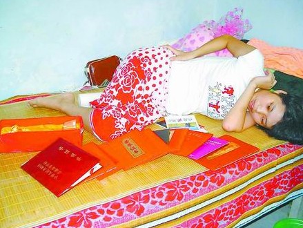 凭借坚强的毅力,侯艳丽完成了研究生学业,并获得了诸多荣誉。