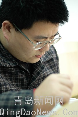 失去双腿也能站起来 岛城学子吴洪飞：板凳撑起的人生