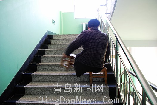 失去双腿也能站起来 岛城学子吴洪飞：板凳撑起的人生