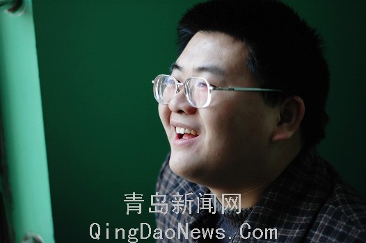 失去双腿也能站起来 岛城学子吴洪飞：板凳撑起的人生