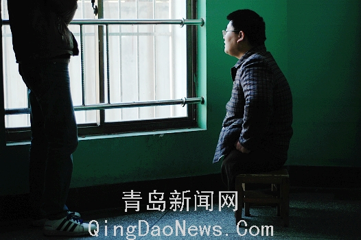 失去双腿也能站起来 岛城学子吴洪飞：板凳撑起的人生