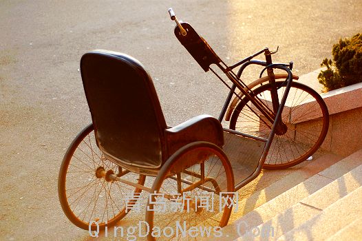 失去双腿也能站起来 岛城学子吴洪飞：板凳撑起的人生