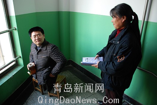 失去双腿也能站起来 岛城学子吴洪飞：板凳撑起的人生