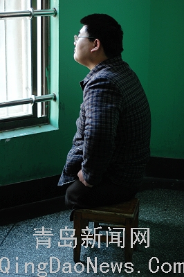 失去双腿也能站起来 岛城学子吴洪飞：板凳撑起的人生