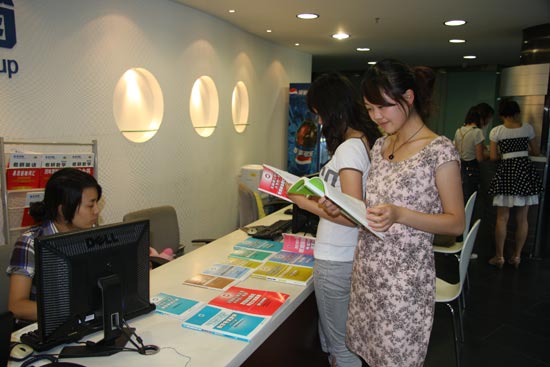 2010年全国硕士研究生统考公共课考试大纲近日出版，许多考生纷纷购买。图为几名考生在选购大纲。北京考试报记者 陈霄飞 摄