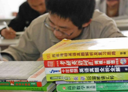 积极备考的学生们。 积极备考的学生们。