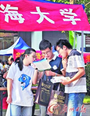 许多大学毕业生受就业形势的影响，也希望在高校继续深造，借此渡过就业危机。(海国摄)