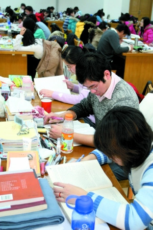 半岛在线注册进入冲刺期,不但投入时间多,而且持续时间长,专家提醒考生们要形成规律的作息习惯,适当休息。张驰/CFP 半岛在线注册进入冲刺期,不但投入时间多,而且持续时间长,专家提醒考生们要形成规律的作息习惯,适当休息。张驰/CFP