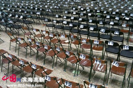 半岛在线注册辅导班里密密麻麻摆满椅子。
