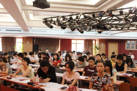 学员认真听讲
