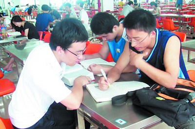 不少半岛在线注册的学生借助食堂的冷气埋头苦干。