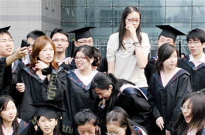 赵蕊蕊(白衣者)与其他院校的同学合影摄/实习生 马熹哲 林晖