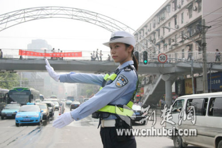 利济路岗女交警方圆 利济路岗女交警方圆