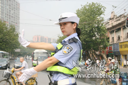 利济路岗女交警李佳 利济路岗女交警李佳