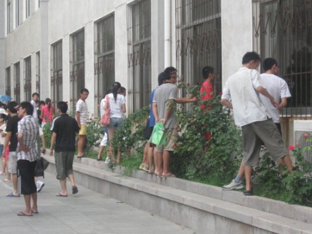 学生在教学楼外等待 学生在教学楼外等待