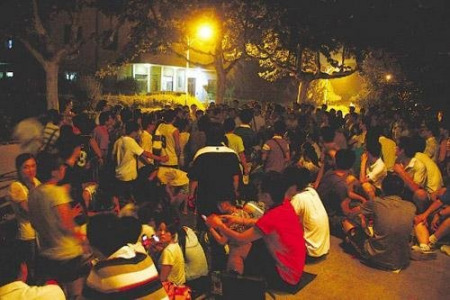 在烟台大学6号楼前,等待占座的二三百名学生围住了楼门。 在烟台大学6号楼前,等待占座的二三百名学生围住了楼门。