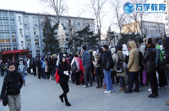 人大考点 排队入场