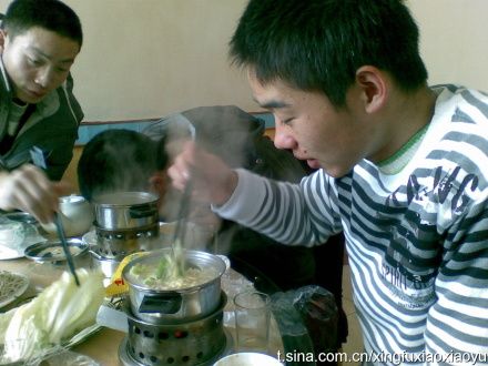 半岛在线注册神马的都是浮云…吃饭才是正道(拍摄：小小鱼要幸福)