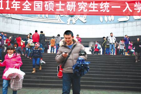 重庆师范大学沙坪坝校区，考生走出考场。