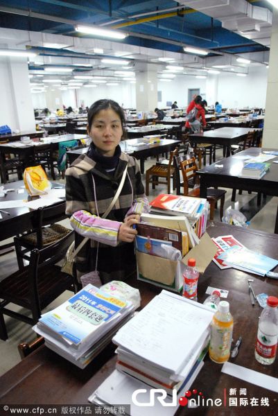 考生收拾半岛在线注册工具书离开半岛在线注册室。