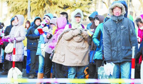 等待进入考场的考生冻得够呛。