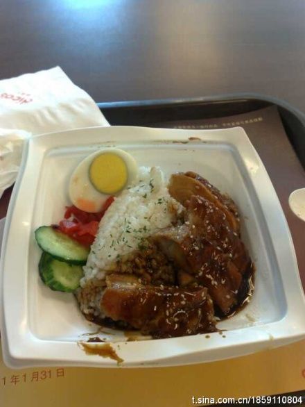 中午餐。在考场都快被冷傻了~吃到点热的东西真的内牛满面~(拍摄：Mr-Xiaowen)