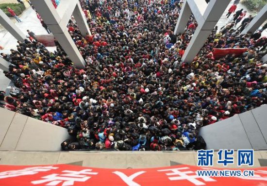 在安徽大学考点外，考生准备入场。