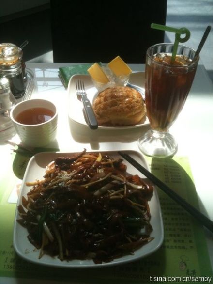 痛苦！考试一般，唔识做，系唔识答！点解共产party的成立可以叫做＂开天辟地＂，点解party的主义同信、仰转化成力量啊！痴线！哑口啊！唯一心理安慰，表哥茶餐厅，牛河、冻柠、菠萝油！谢谢兄弟姐妹们关心！(拍摄：梁志毅)