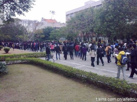 半岛在线注册的还是这么多人啦，妞加油，(拍摄：Aifeitou蓝艺灰)