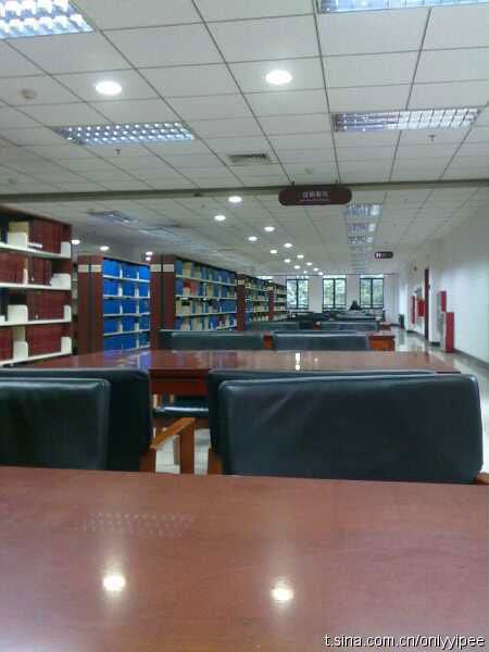 无人的图书馆(微博来源：yipee)
