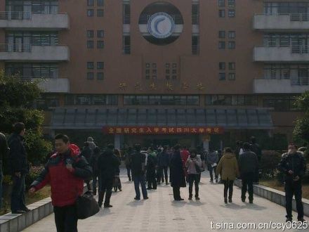 早上居然走错考场…政治完了，开始复习英语。(拍摄：色色歪)