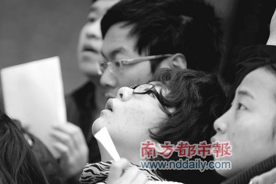 考生在开考前查询自己的考场座位。南都记者 吴进 摄