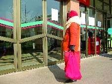 目送女儿进入考场，吕老太久久不肯离去。本报记者 李珍梅 摄