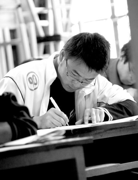 正在答题的同学(图片来源：西安晚报)