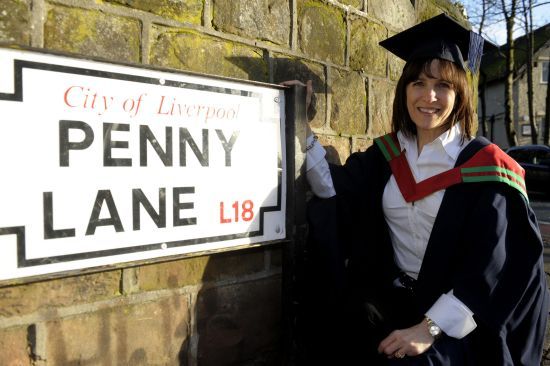 图为肯尼迪在利物浦潘尼巷(Penny Lane)的路标旁身穿硕士服拍照 图为肯尼迪在利物浦潘尼巷(Penny Lane)的路标旁身穿硕士服拍照