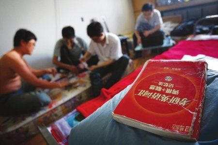 长春蚁族:7名刚毕业的大学生租住在一间50多平米的房子里 长春蚁族:7名刚毕业的大学生租住在一间50多平米的房子里