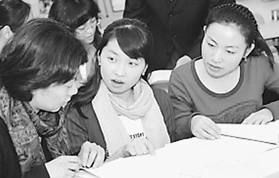 北京语言大学,几位我国首批汉语国际教育专业硕士研究生同老师在一起。 段正永摄 北京语言大学,几位我国首批汉语国际教育专业硕士研究生同老师在一起。 段正永摄