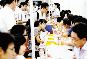 刚毕业的大学生研究生在人才市场应聘。(深圳特区报资料图片) 刚毕业的大学生研究生在人才市场应聘。(深圳特区报资料图片)