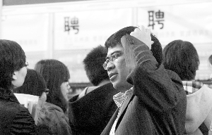 招聘会上的研究生们。21日,“江苏省暨南京市2012届研究生供需洽谈会”在南京国际博览中心举办 记者赵杰 摄 招聘会上的研究生们。21日,“江苏省暨南京市2012届研究生供需洽谈会”在南京国际博览中心举办 记者赵杰 摄