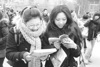 1月7日，济南一考点，参加2012年全国研究生招生考试的考生在进入考场前作最后的准备。□记者房贤刚实习生王鑫报道