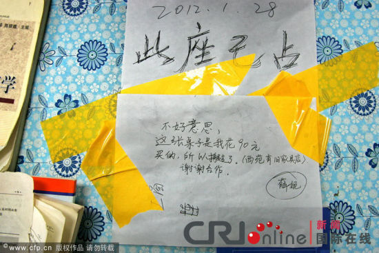 许多占不到桌的学生，自费购买桌椅，搬进自习室。图片来源：CFP