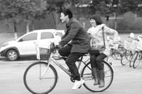 3月7日,一名男生骑车带着女生去图书馆。当日是中国科技大学校园内的“女生节”,该校的“护花使者”们骑着自行车免费为女生提供接送服务,给女生们送去“三八”节的节日祝福。新华社供图 赵斌 3月7日,一名男生骑车带着女生去图书馆。当日是中国科技大学校园内的“女生节”,该校的“护花使者”们骑着自行车免费为女生提供接送服务,给女生们送去“三八”节的节日祝福。新华社供图 赵斌