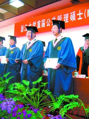 我国的专业硕士设立比较晚，现在正逐渐被认识和接受。新华社发