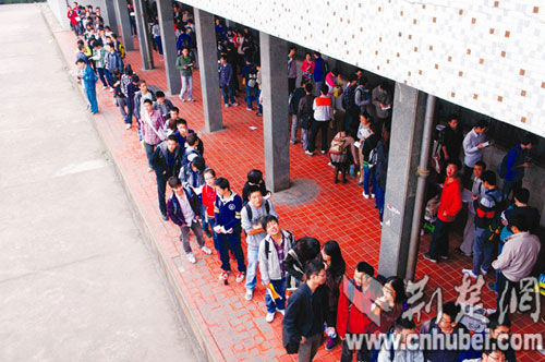 图为：刚到6时，图书馆前已排起了长队