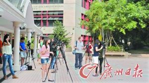 香港大学新闻系的学生在户外学习