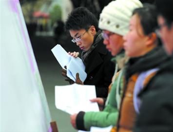 昨天,考生在复旦大学考点查看自己的应试教室。 本报记者 张驰 摄 昨天,考生在复旦大学考点查看自己的应试教室。 本报记者 张驰 摄