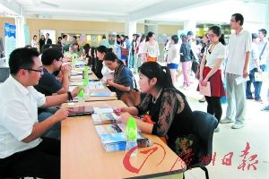 广州市在香港中文大学举办的招聘会现场。 广州市在香港中文大学举办的招聘会现场。